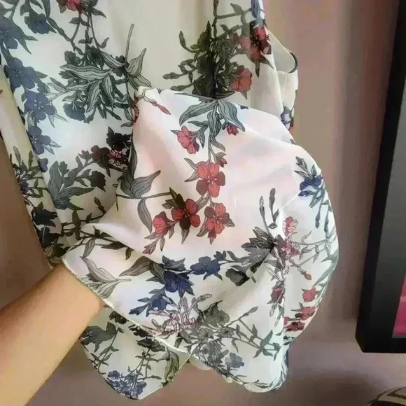 Vince Camuto Sleeveless Floral Women's Blouse size XS Print Floral Jewel Neck - Picture 9 of 13